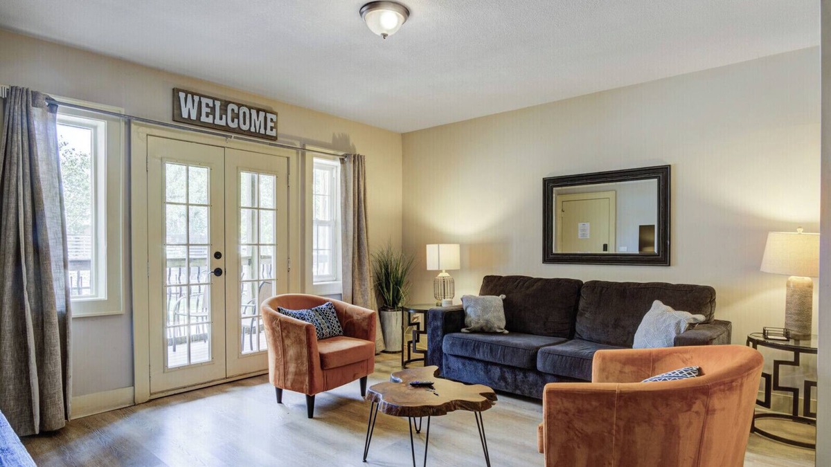 West Plaza Condo | Charming Plaza 2-bedroom condo in delightful Kansas City.