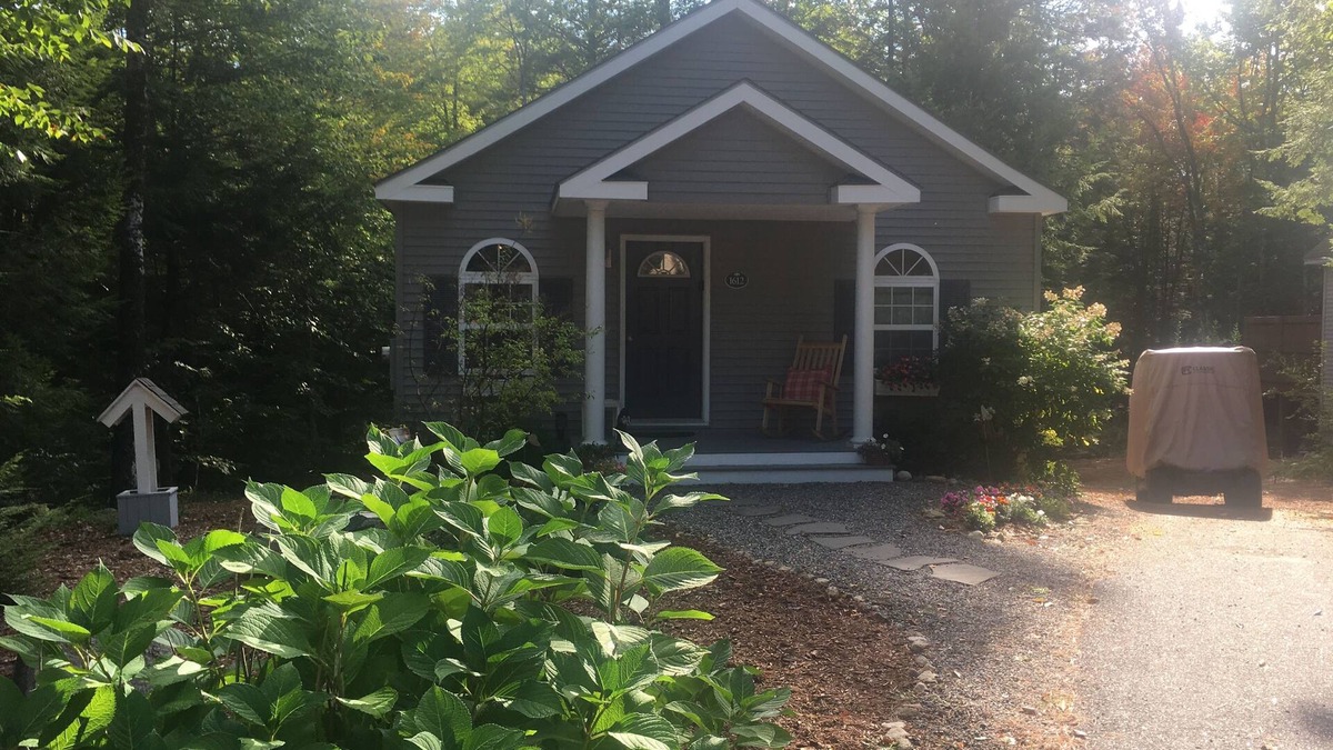South Casco House | Charming Point Sebago Resort Home - Booking for 2025 & 2026!