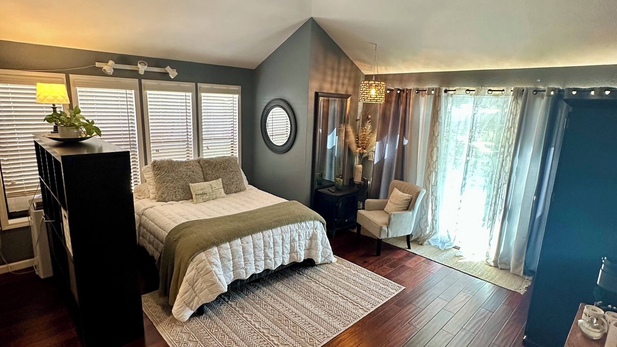 Represa Apartment | Charming poolside studio in Folsom with WiFi, AC