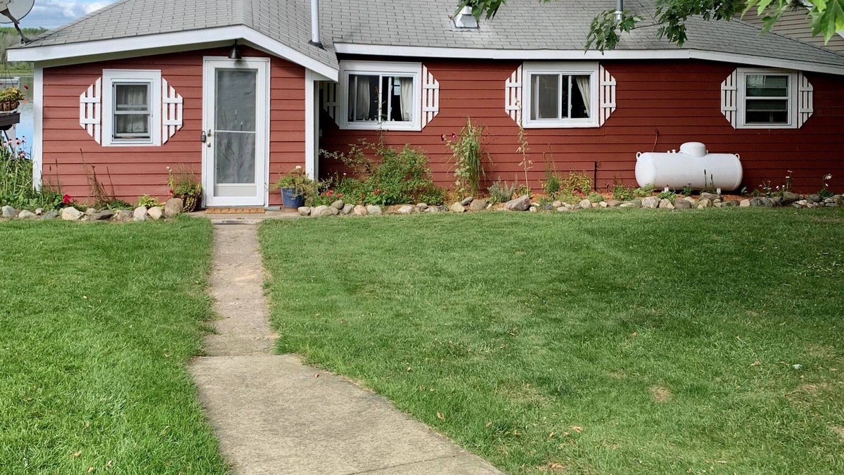 Gladwin Cottage | Charming Pratt Lake Lakefront 2BR Cottage