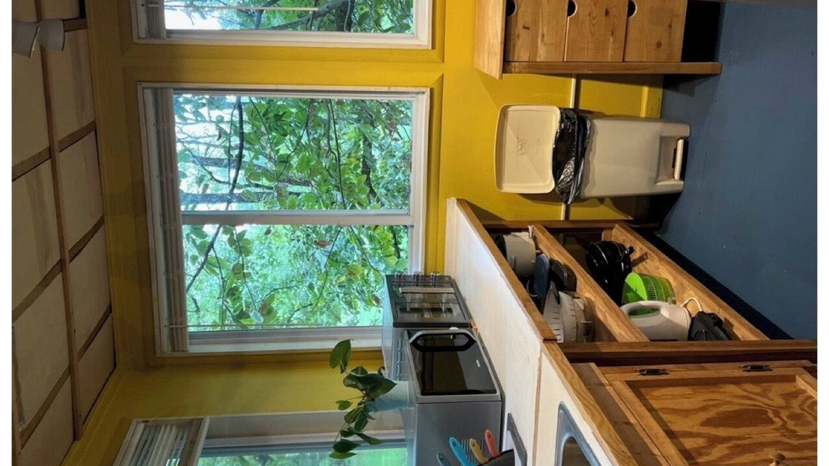 Fairfax Station Cottage | Charming private cottage w/parking, WiFi, AC, heat, full bed, deck, kitchenette