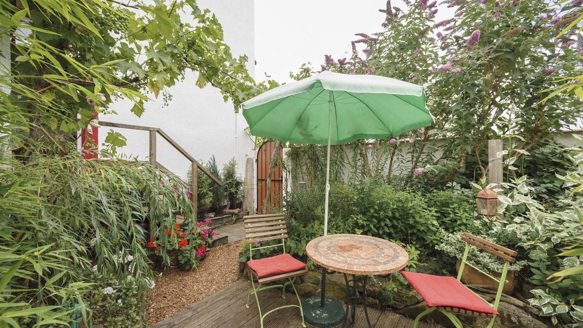 Oggersheim Apartment | Charming Private Apartment with Garden