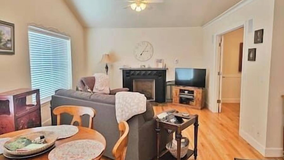 Myrtle Creek Cottage | Charming, Private Cottage near I-5 and Golf Course.