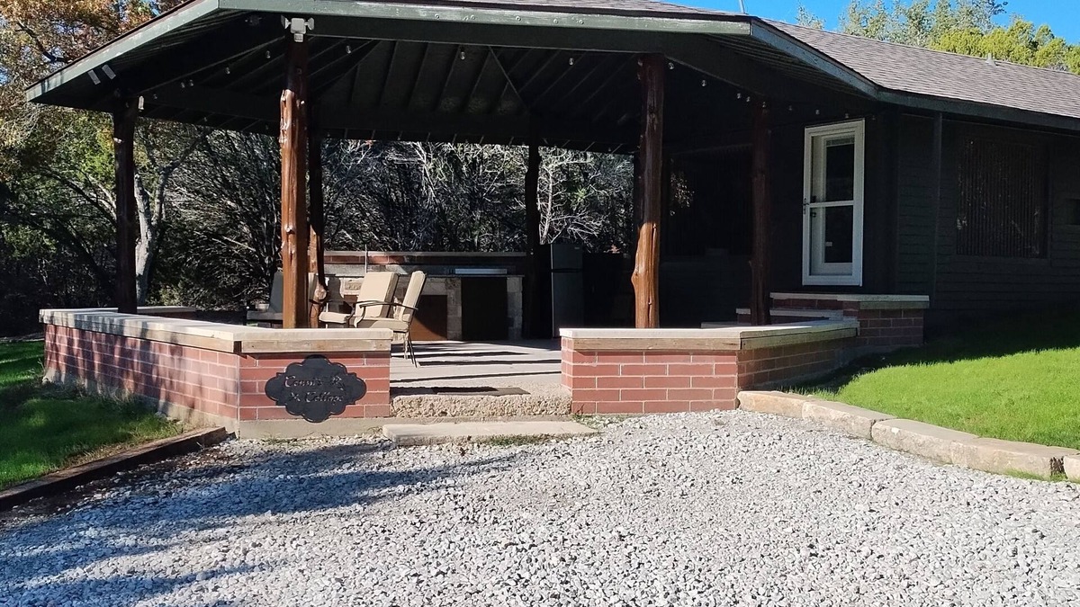 Valley Mills Cottage | Charming Private Cottage with Hot Tub in Valley Mills