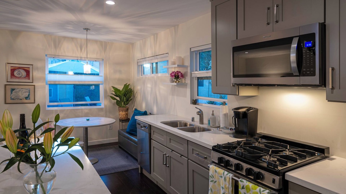 Westchester House | Charming private, secure 1-bedroom garden house with WiFi and AC in Los Angeles