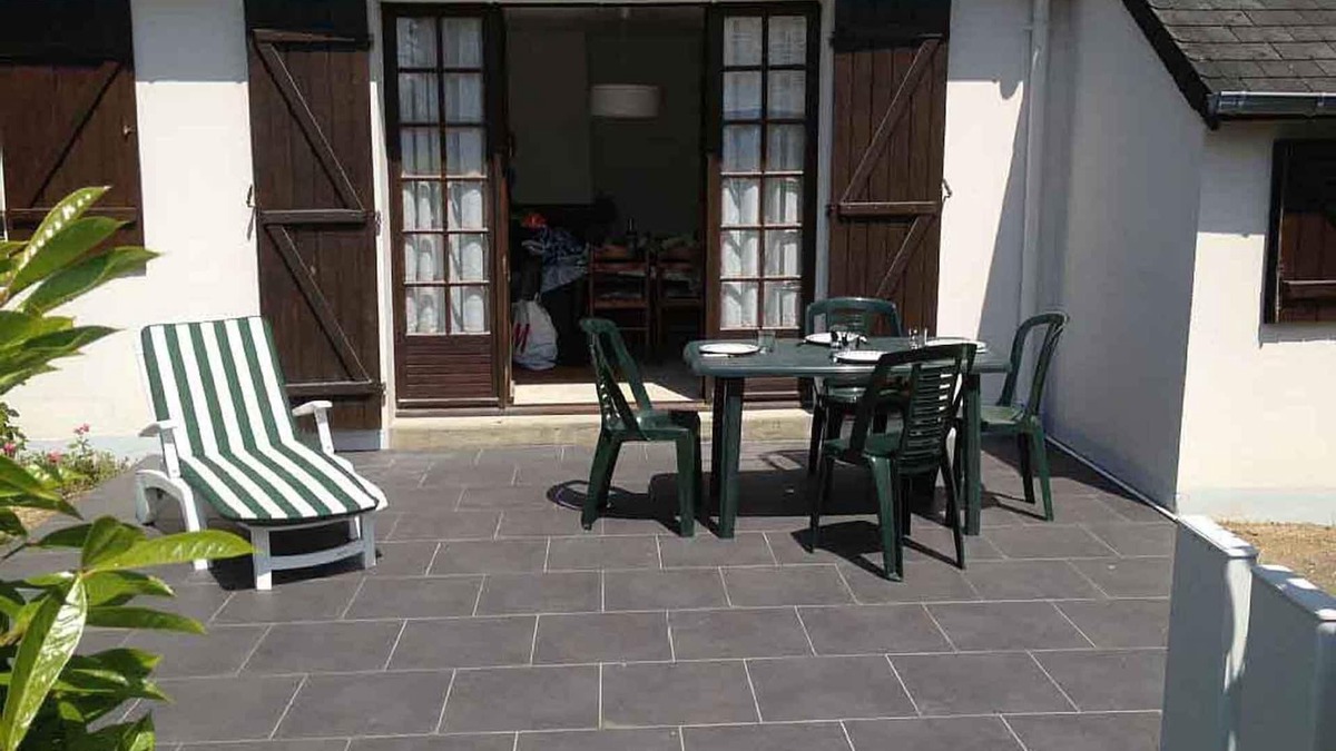 Jullouville-les-Pins House | Charming private villa with shady garden and terrace 400 metres from the sea