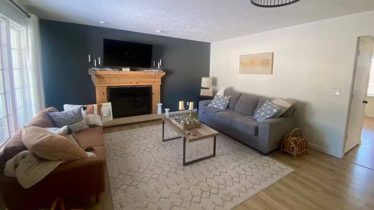 Walnut Creek House | Charming & quiet 2-bedroom house with WiFi and AC in Walnut Creek