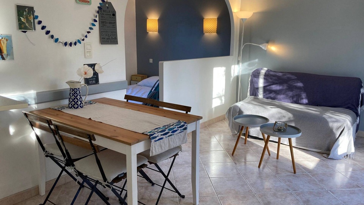 Le Palais House | Charming Quiet Cottage Near Shops, Garden, Pets Allowed, No WiFi/TV