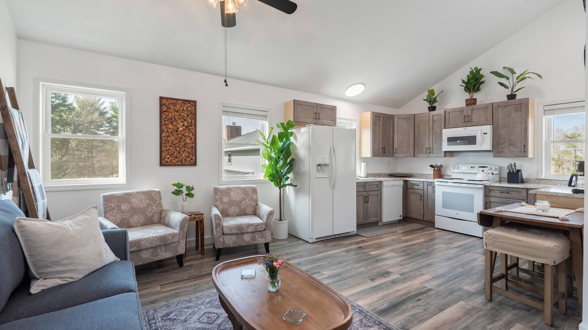 Ashley Oaks Apartment | Charming, Quiet & Private Apt in Great Location w/Wi-Fi & Laundry