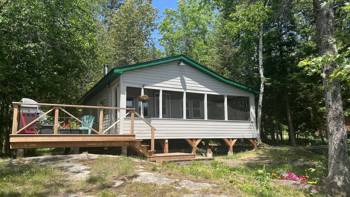 West Nipissing Cabin | Charming, quiet & rustic cabin on the French River with enclosed porch and deck