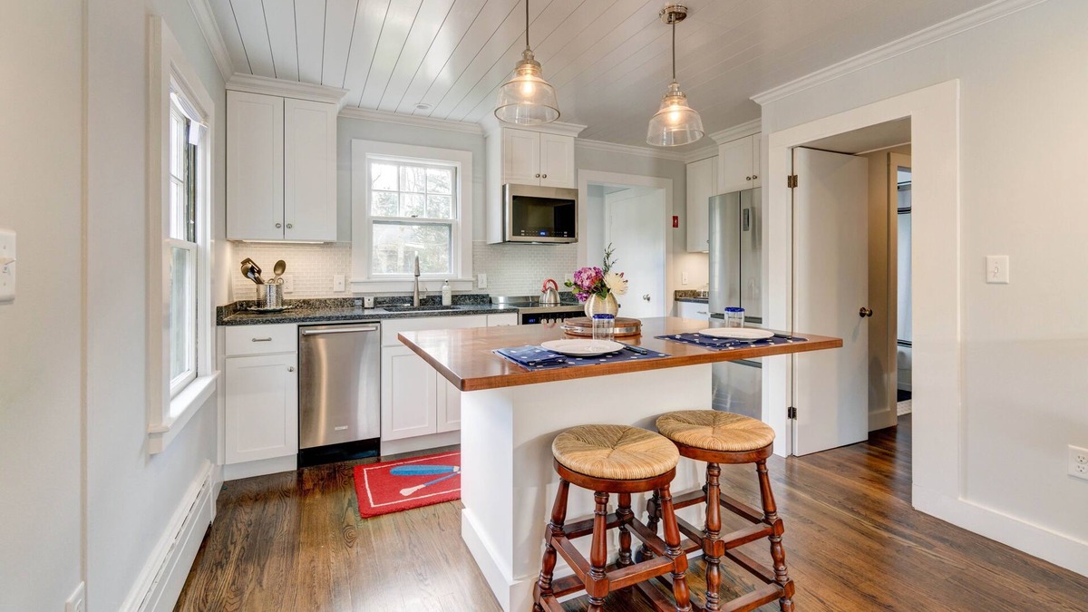 Falmouth House | Charming Quissett Cottage - Private beach/Walk to the Knob!