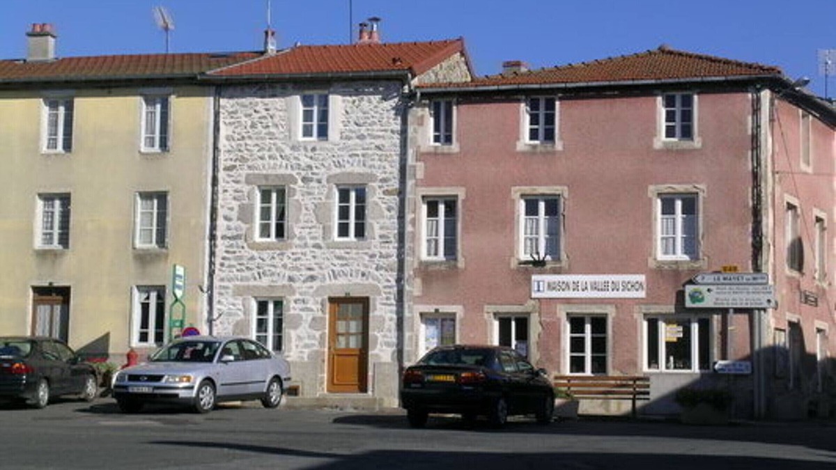 Ferrieres-sur-Sichon Cottage | Charming Renovated Stone House with Cozy Patio, Near Vichy, Sleeps 6, Pet-Friendly