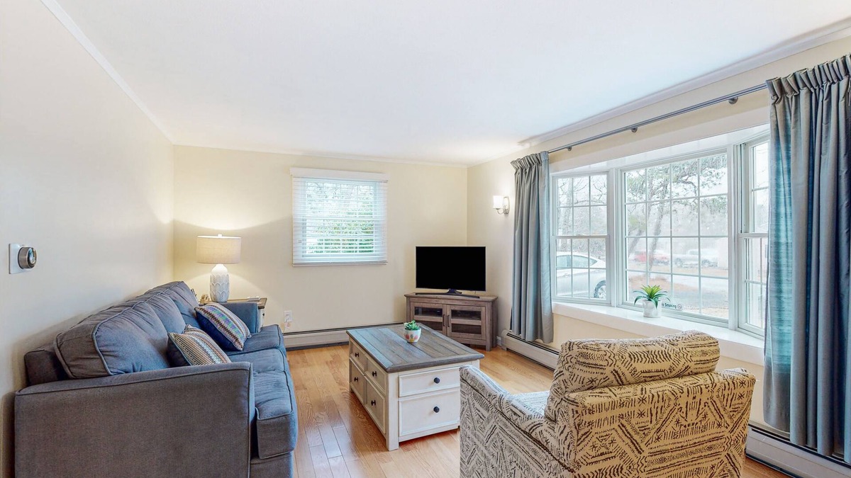 East Harwich House | Charming ranch home with fast WiFi, central air conditioning, & a washer/dryer