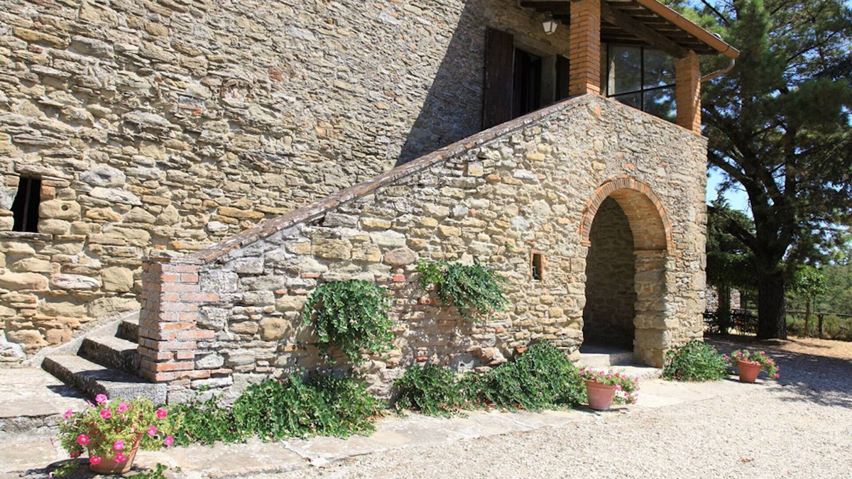Scheggia Apartment | Charming recently renovated Apt 3bd/2bt in Tuscan countryside w shared pool