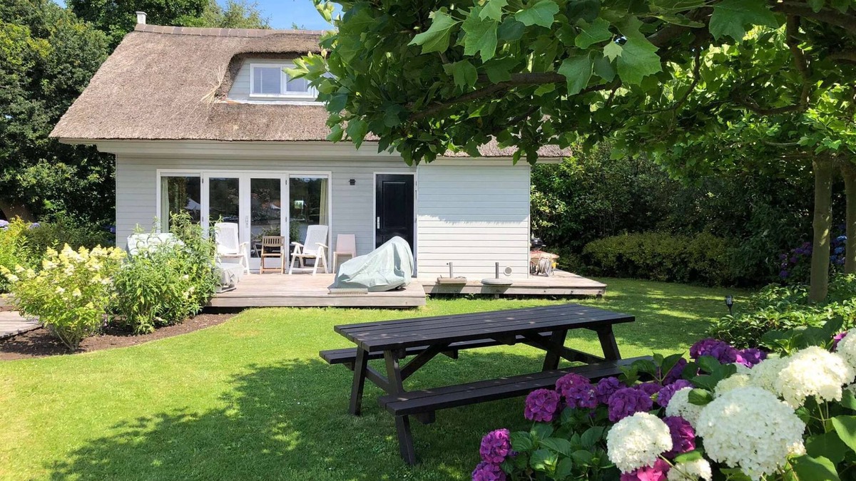 Haren House | Charming reed roof Lakehouse, with surrounded garden, trampoline and watersports option