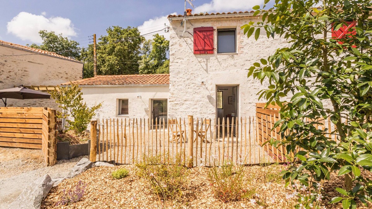 Saint-Colomban Cottage | Charming Renovated Farmhouse with EV Charger, Terrace, and Private Parking Near Nantes