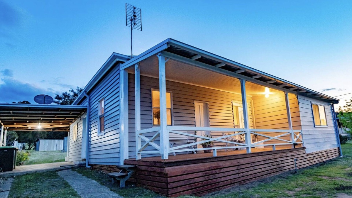 Murrurundi Cottage | Charming Renovated 3 Bedroom Murrurundi Cottage Circa 1910 With Mountain Views!