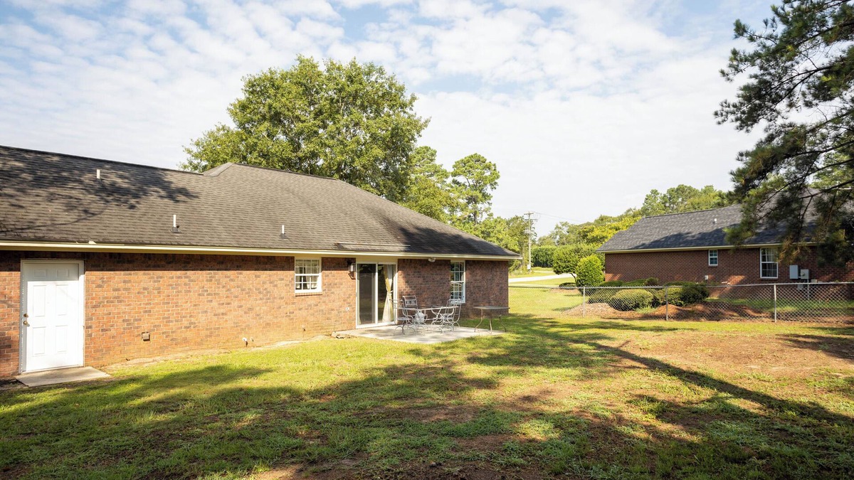 Stateburg House | Charming renovated 3-bedroom home in Dalzell with WiFi and fully furnished