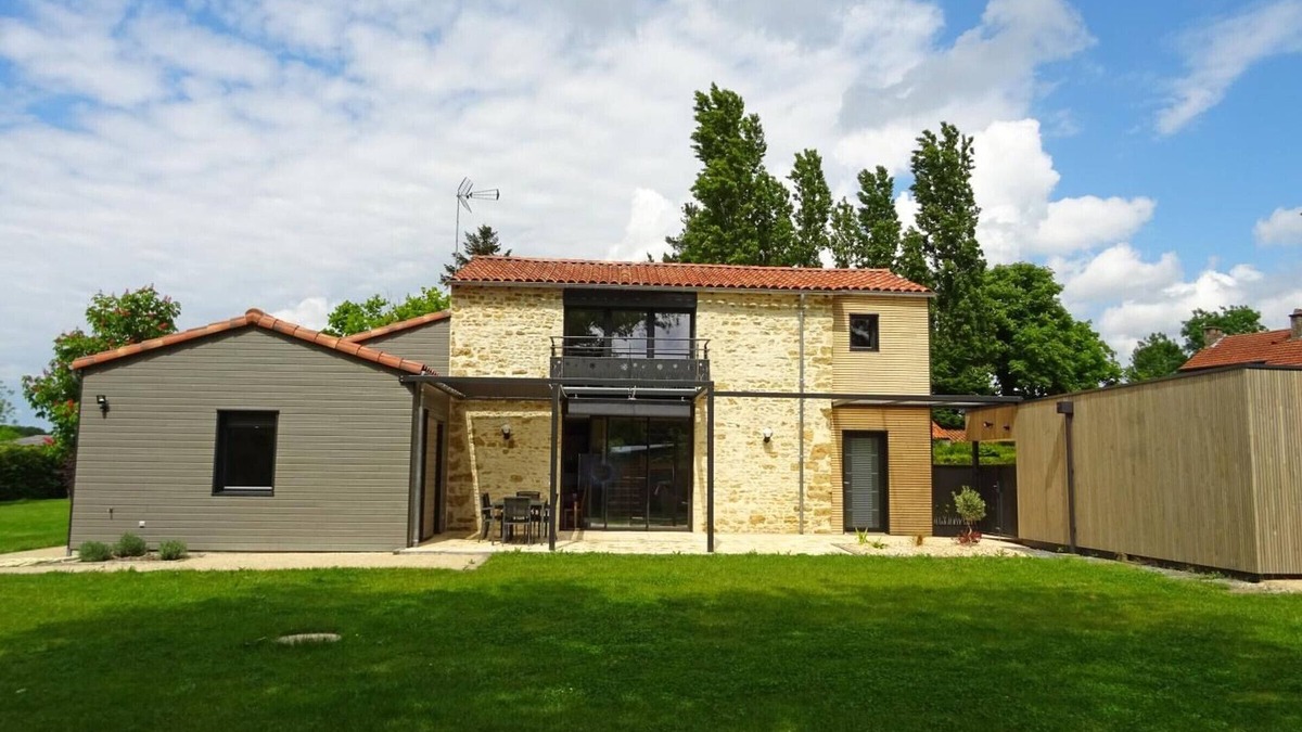 Bourneau Cottage | Charming Renovated Barn with Large Garden, Near Baroque Festival