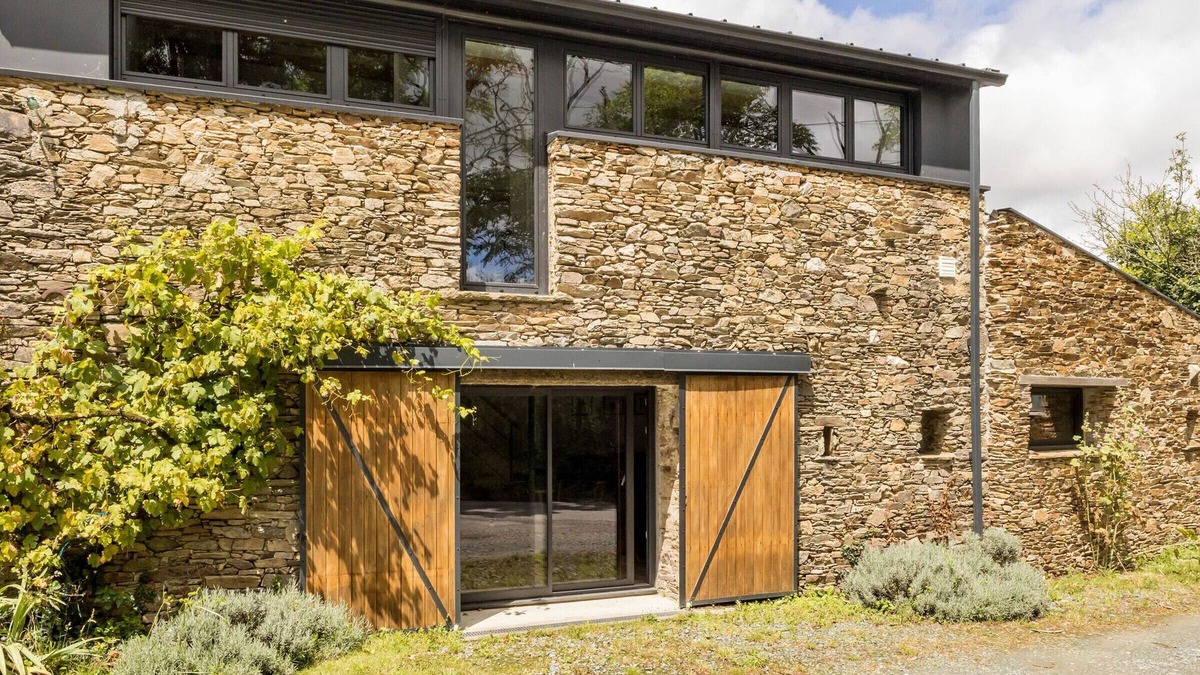 Bouvron Cottage | Charming Renovated Barn with Private Courtyard, Near Nantes and St Nazaire