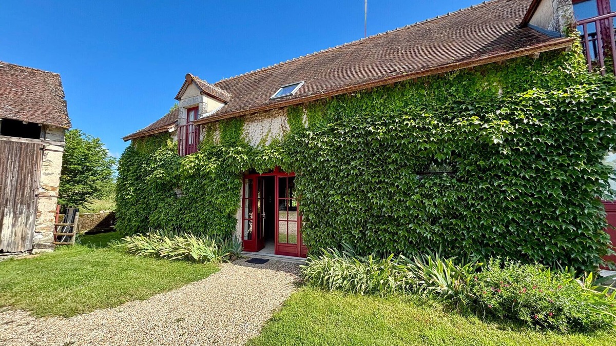 Migne Cottage | Charming renovated barn with pool and parking in Brenne