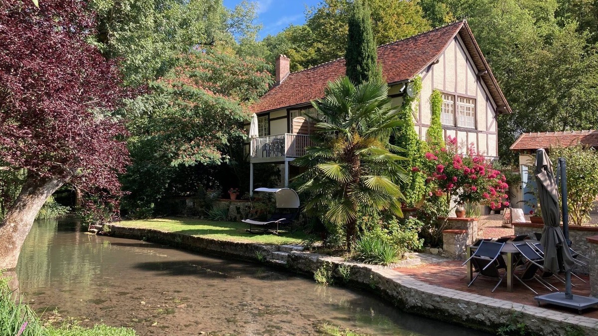 Molineuf Apartment | charming renovated cottage overlooking park and river