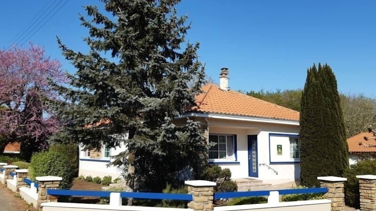 Machecoul Cottage | Charming Renovated Family Home, Close to Sea with Garden, Ping-Pong, and Fireplace
