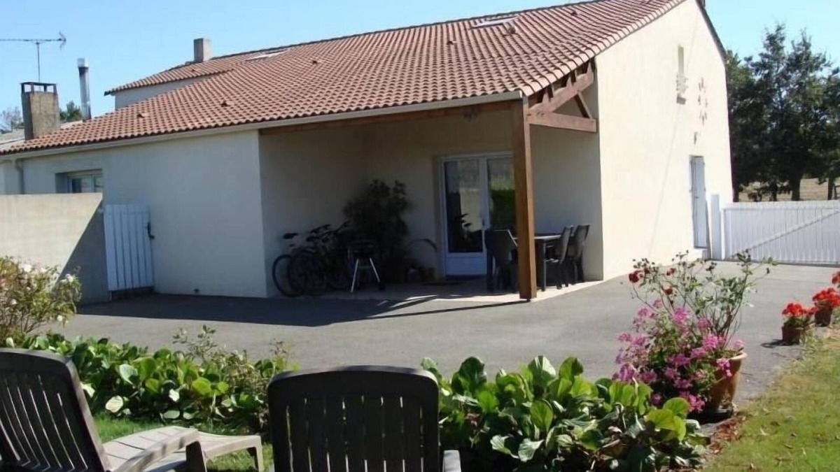 Aizenay Cottage | Charming Renovated Farmhouse with Garden, WiFi, and Close to Trails