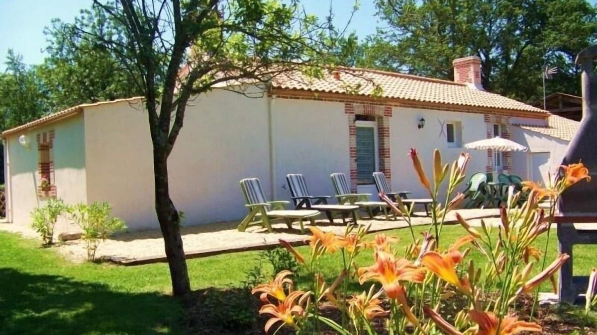 La Garnache Cottage | Charming Renovated Cottage with Terrace, Garden & WiFi - 3 Bedrooms, Sleeps 6