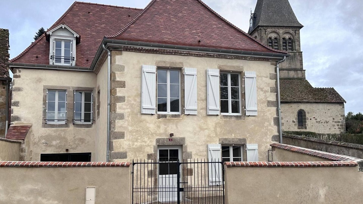 Theneuille Cottage | Charming renovated historic cottage with parking and garden