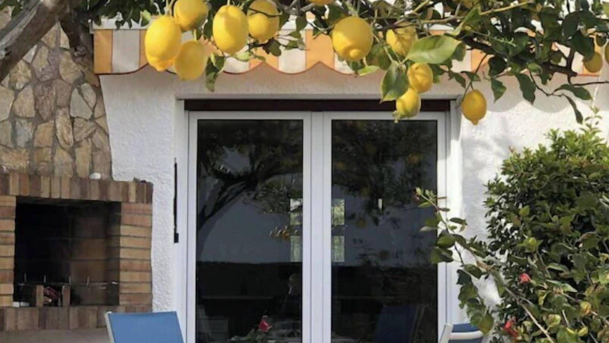 Llanca House | Charming renovated house - 4 mn walk from Grifeu beach - Very nice garden-Parking area