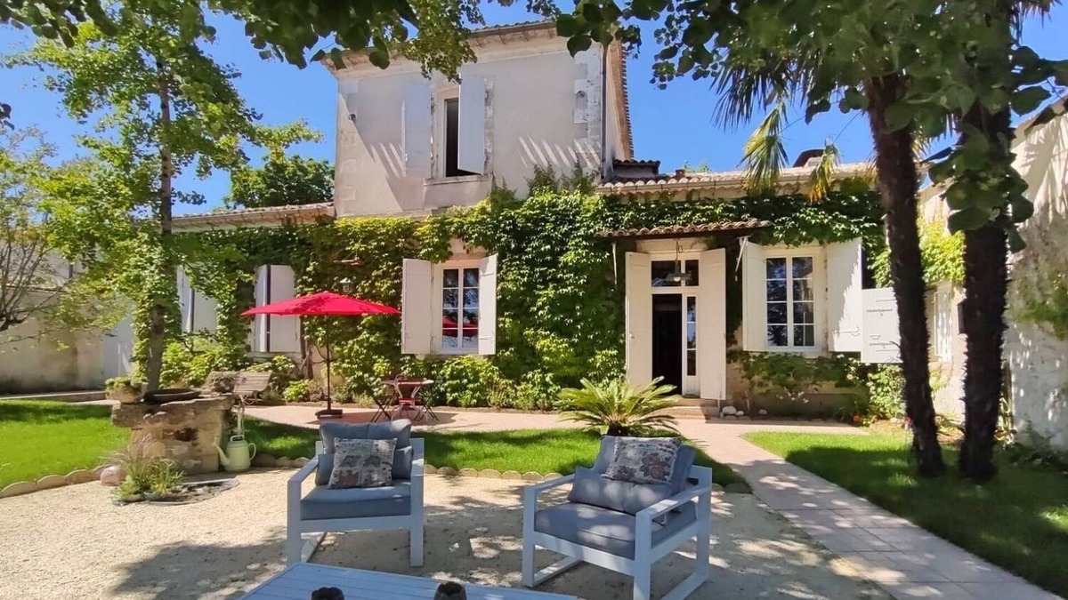 Salleboeuf Villa | Charming residence with pool and air conditioning near Bordeaux