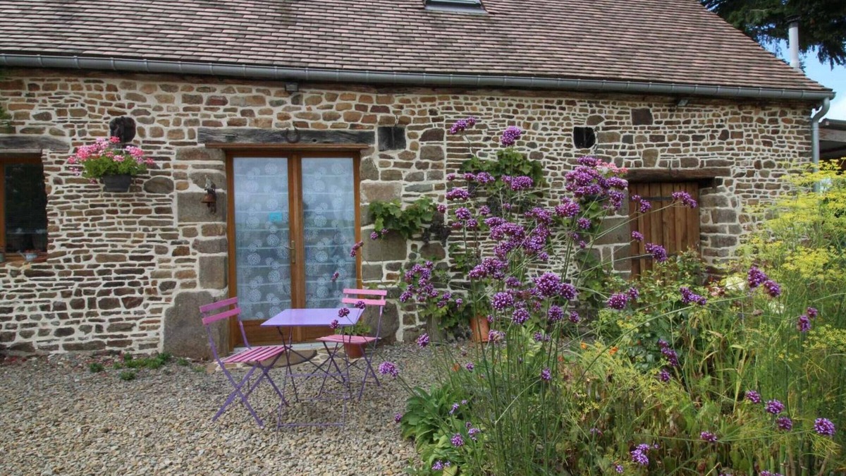 L'Epinay-le-Comte Cottage | Charming Restored Barn with Garden, Crickets, and Electric Vehicle Charger in Scenic Domfrontais