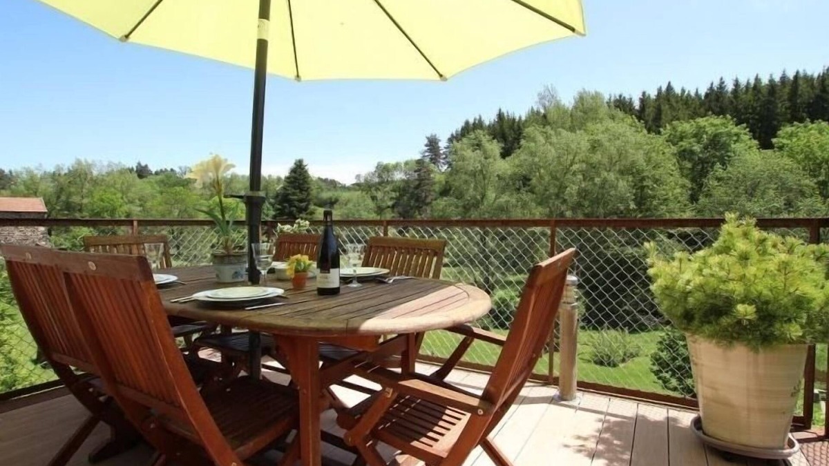 Ceaux-d'Allegre Cottage | Charming Restored Barn with Modern Comfort, Garden & WiFi in Tranquil Setting