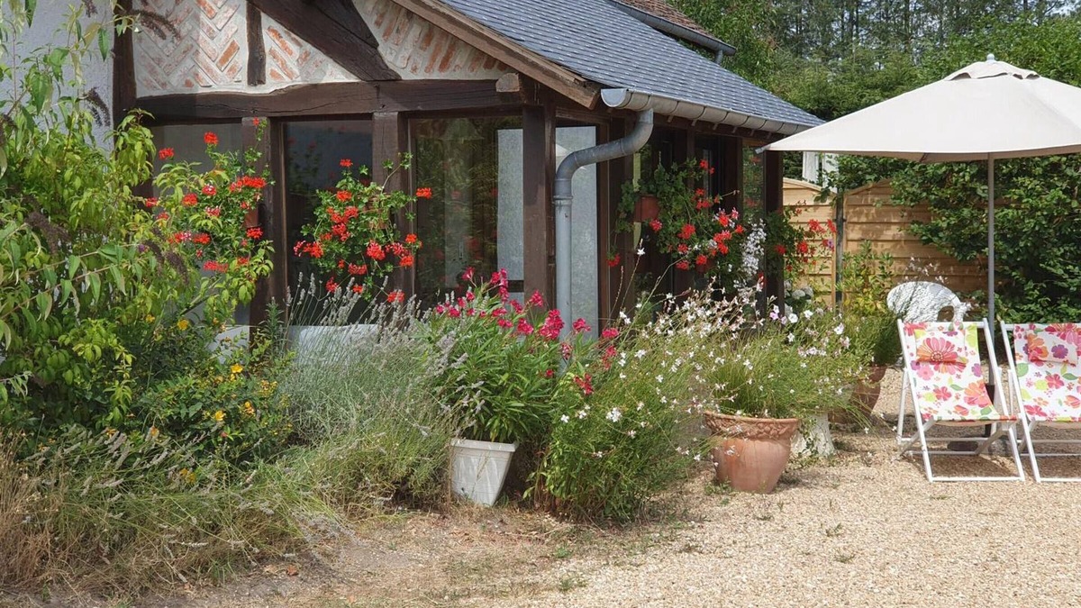 Contres Cottage | Charming Restored Barn with Tennis, Near Loire Castles & ZooParc de Beauval, Pet-Friendly, Sleeps 3