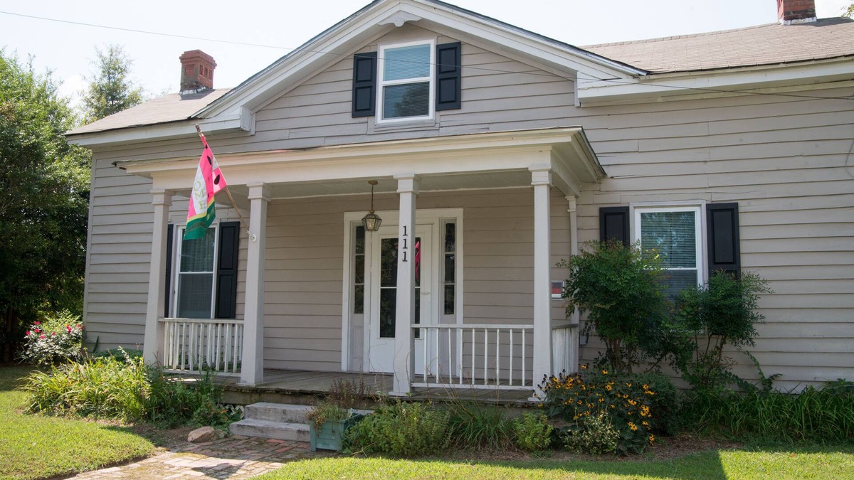 Como House | Charming restored Victorian Farmhouse and cottage on a large rural lot.