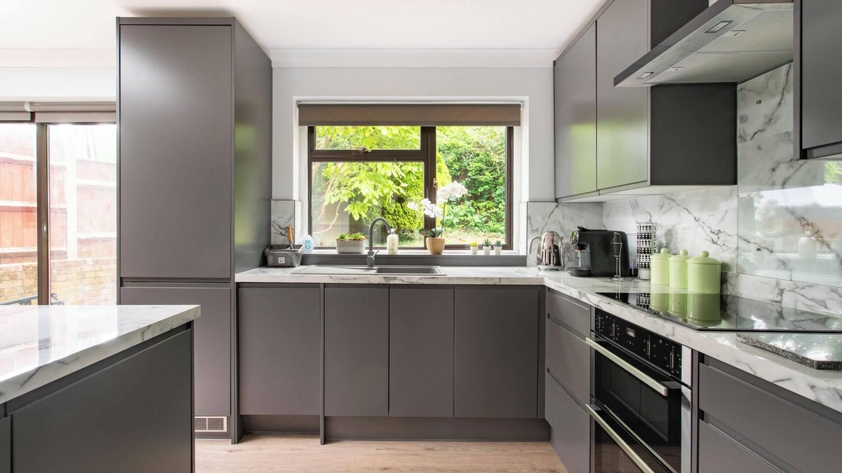 Hainault Apartment | Charming Retreat Near Grange Hill Central Line