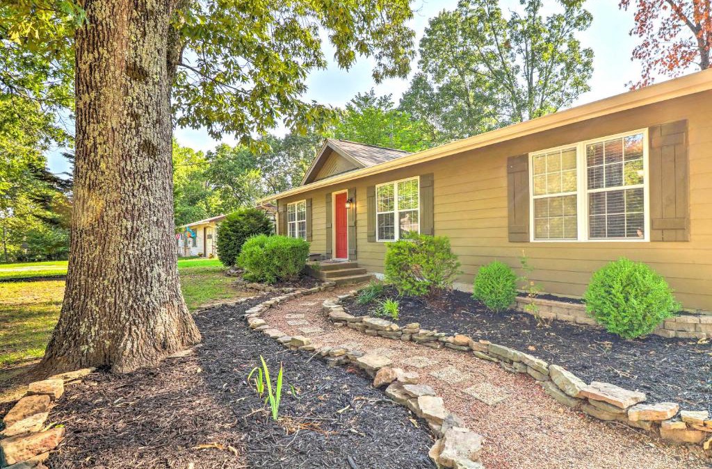 Dogwood Park House | Charming Retreat Less Than 2 Mi to Cranfield Marina!