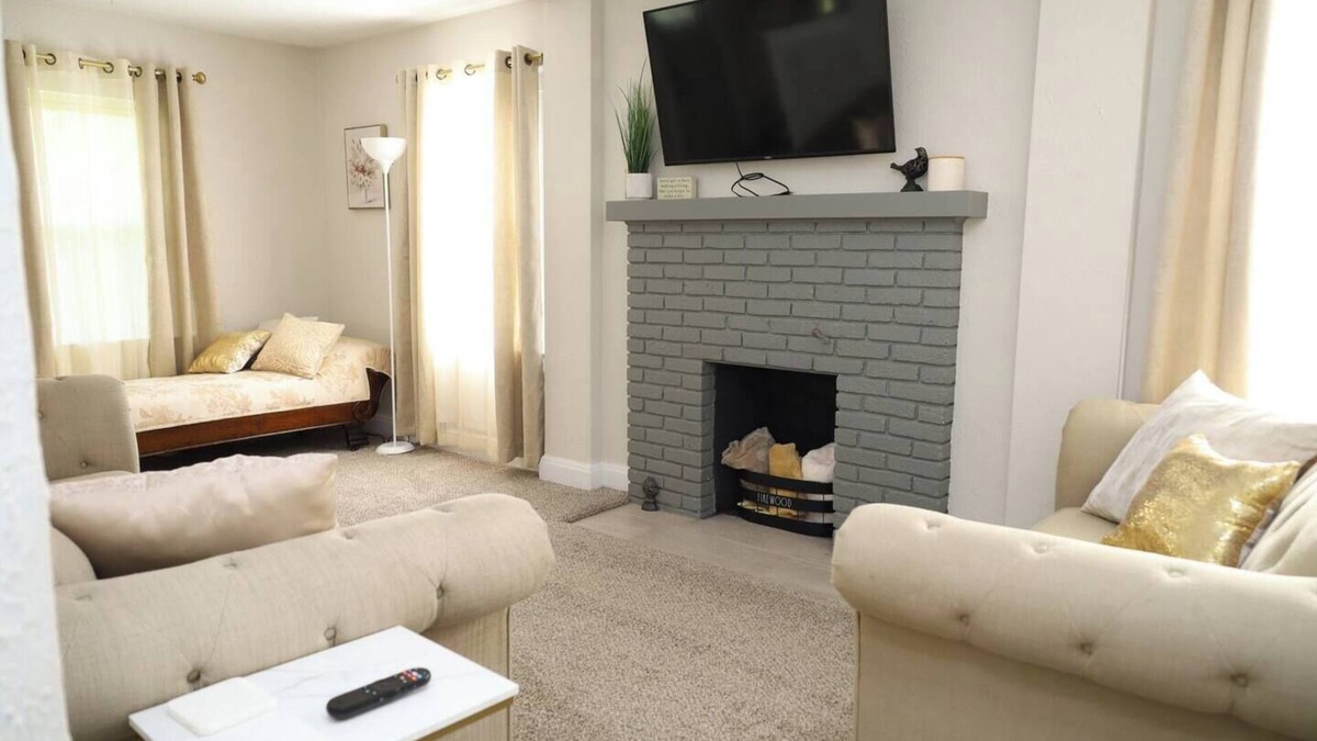South Bend House | Charming Retreat on Quiet Street, close to Notre Dame and DTSB