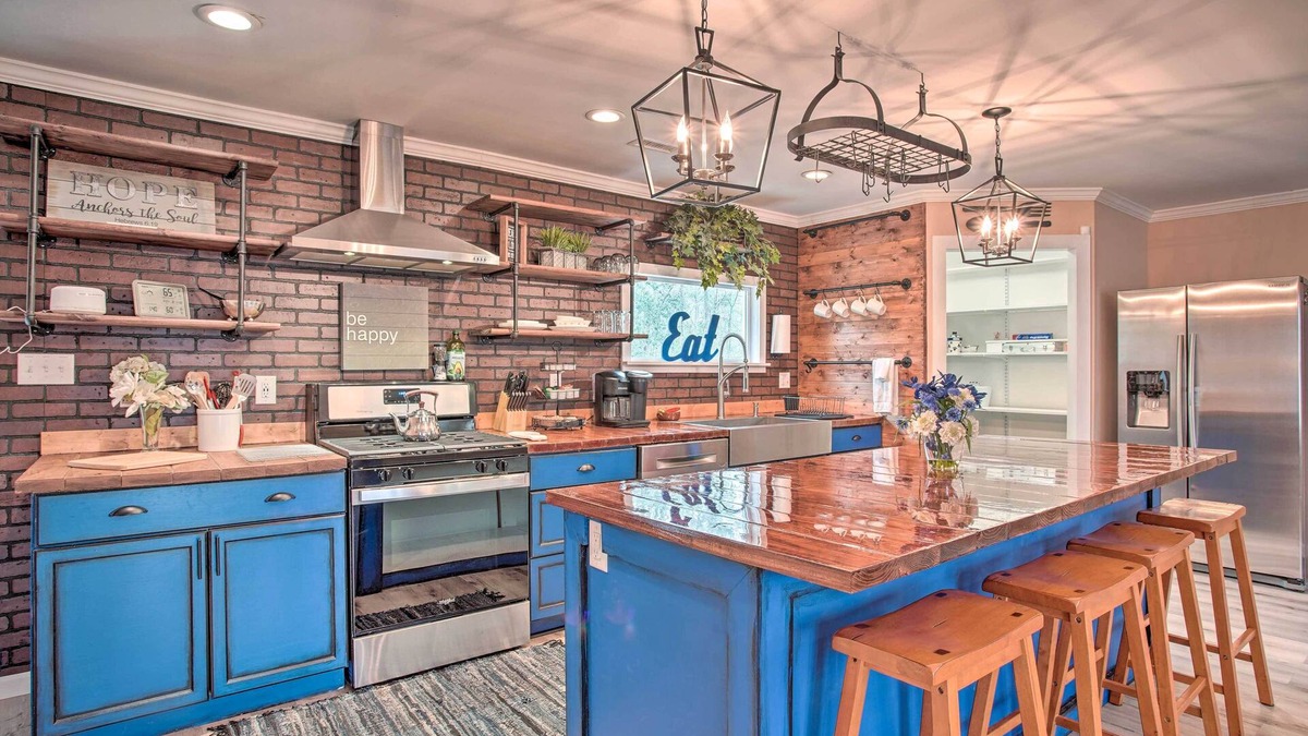 Walterboro - St. George House | Charming Retreat on 20 Acres w/Private Lake!