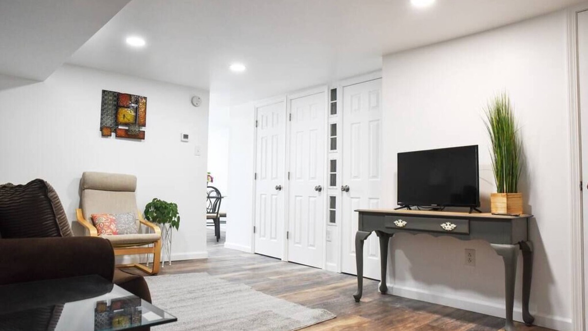 Mount Washington Apartment | Charming Retreat-Private Parking & Prime Location
