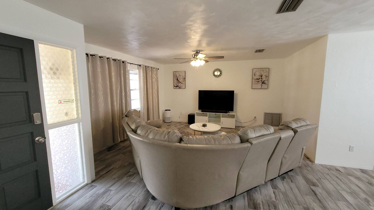 Deltona Lakes House | Charming Retreat - Your Perfect Getaway!