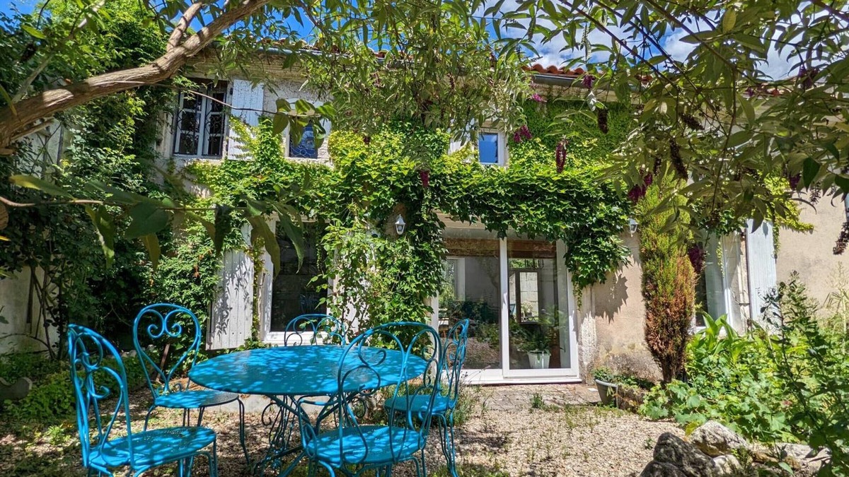 Graves-Saint-Amant Cottage | Charming Riverside Retreat: Cozy Cottage with Terrace, Garden & Wellness Services
