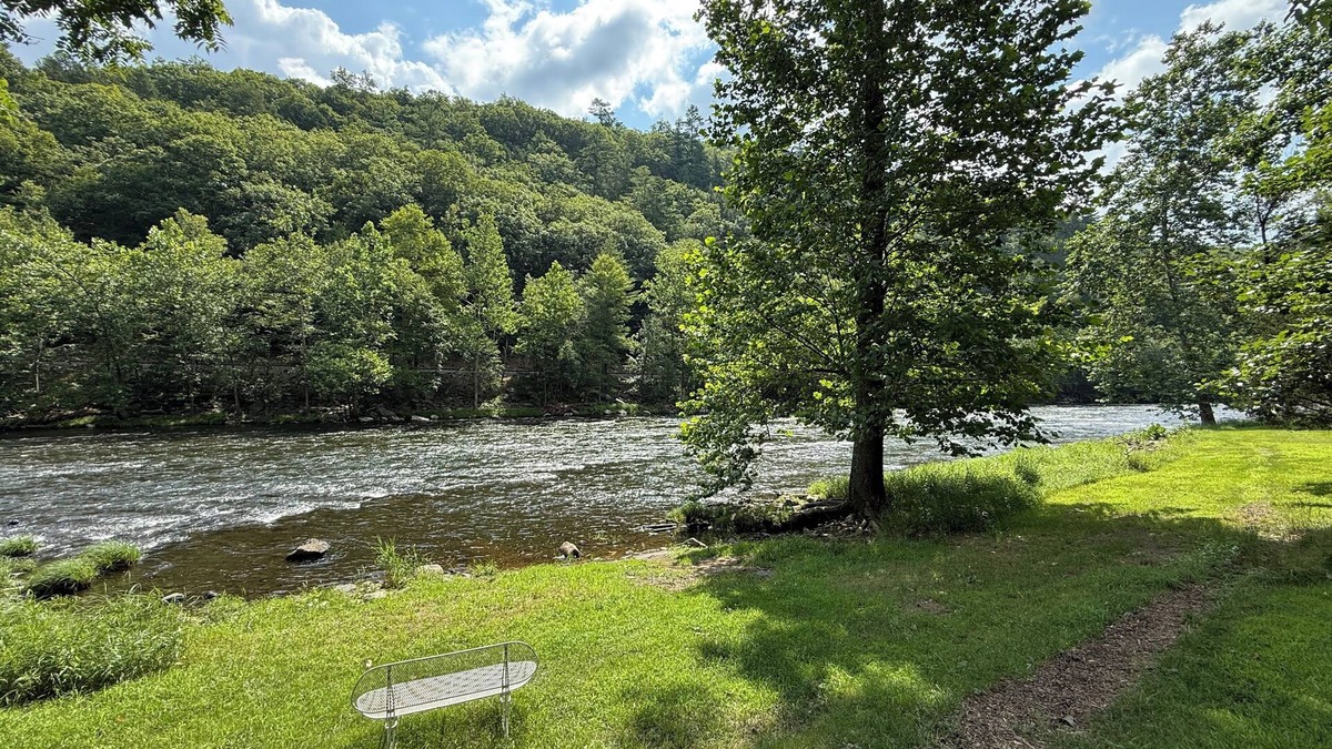 Rowland House | Charming RIVER FRONT camper RV with AC by Lackawaxen River