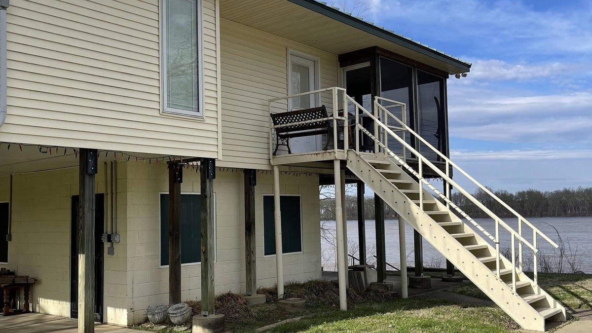 Evansville Cottage | Charming Riverview Cottage with AC in Evansville