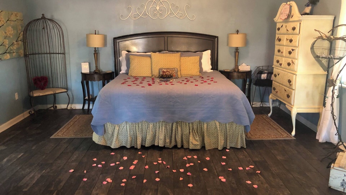 Guthrie Cottage | Charming romantic Guthrie cottage, hot tub, jacuzzi, homemade breakfast, massage