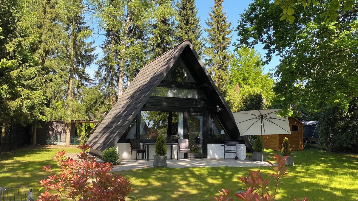 Schneverdingen House | Charming roof-only house in quiet surroundings