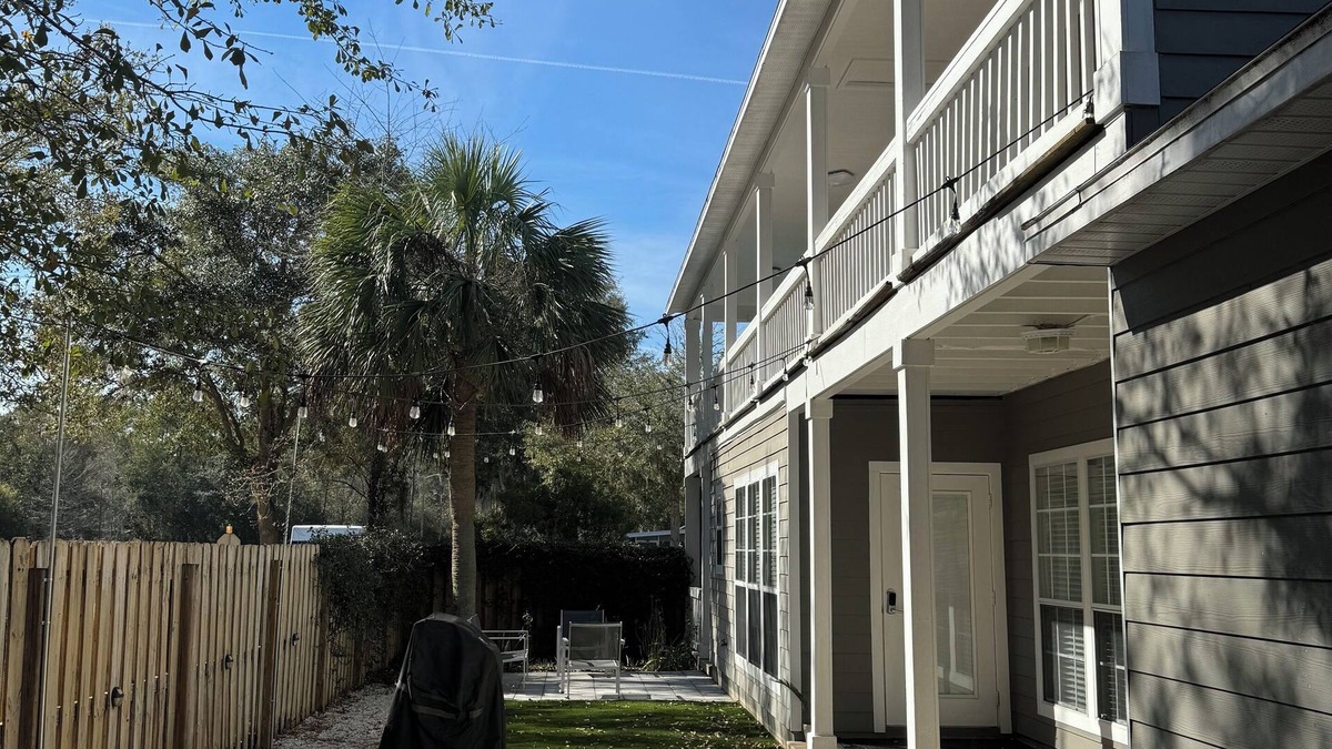 Gainesville House | Charming room in a stylish house at cool Gainesville with AC, WiFi