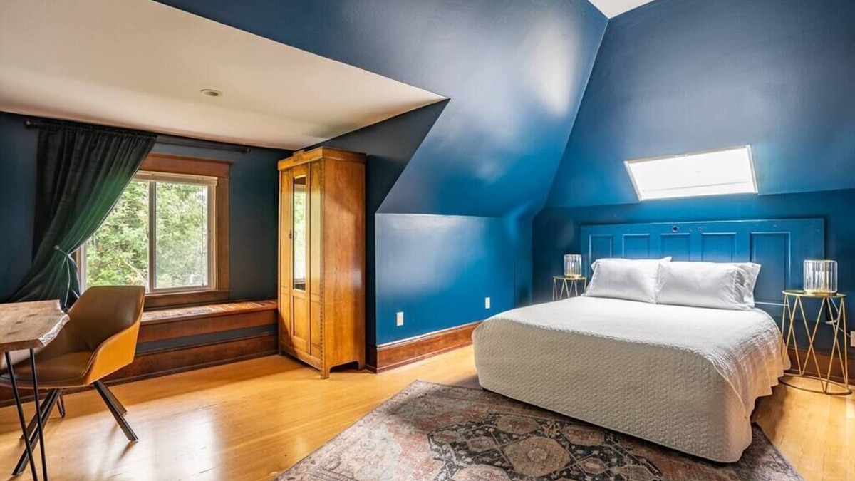Broadway Hotel | Charming Room in Historic BnB - Rm6