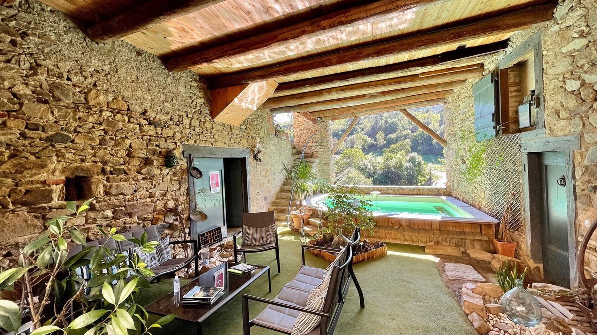 Lavaudieu Bed & Breakfast | Charming Room in Lavaudieu for 2, Bath & WC